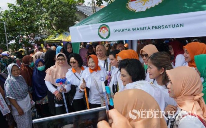 
					Para isteri menteri yang tergabung dalam OASE, memacu semangat para warga korban banjir.