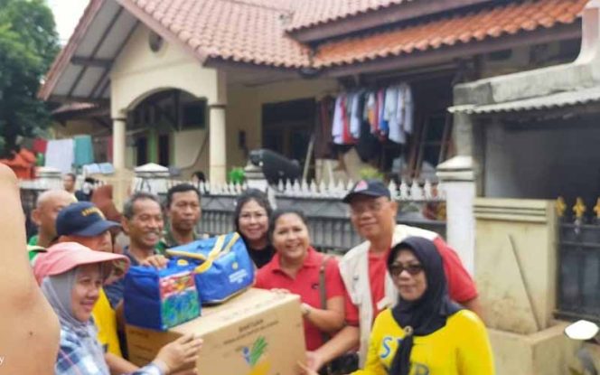 
					Tina Nababan (baju merah) istri dari Sukur Nababan Ketua DPP PDI Perjuangan.