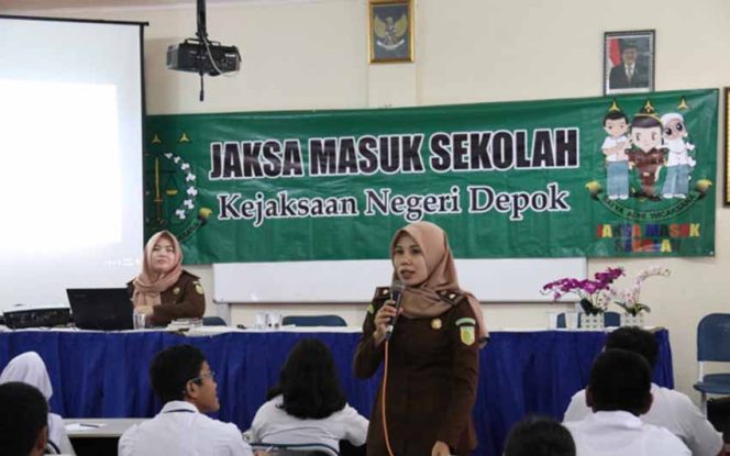
					Puluhan pelajar antusias simak materi terkait perundang-undangan yang disampaikan narasumber dari Kejari Depok dalam program Jaksa Masuk Sekolah.