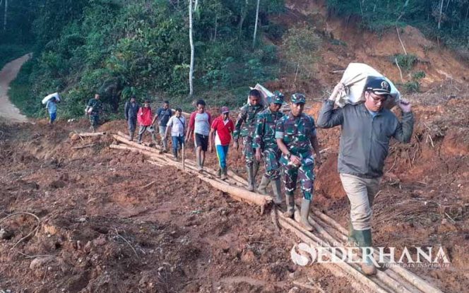 
					Bersama Komandan Korem Surya Kencana, Brigjend (TNI) Novi Helmy Prasetya berjalan kaki sejauh 7 km menuju Kampung Cibarani.