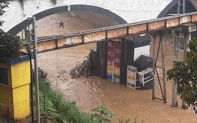 
					Pos Pemantauan Sungai Ciliwung di Jembatan Panus, Kota Depok pada Kamis (9/1) sore menunjukkan kenaikan debit air.