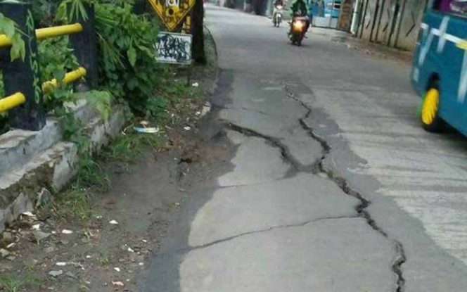 
					Jalan Tanah Baru Depok retak dan rawan amblas, membahayakan bagi pengendara.