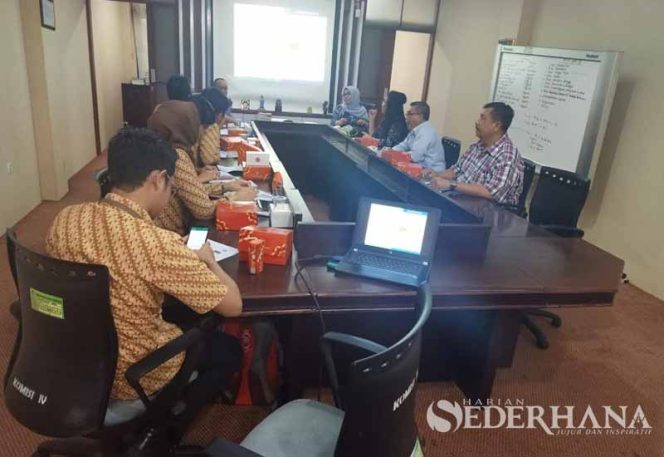 
					Suasana rapat dengan pihak BPJS Kota Bekasi di ruang rapat Komisi IV DPRD Kota Bekasi.