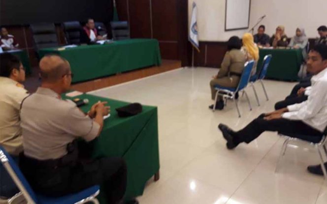 
					Belasan orang ditangkap dan menjalani sidang tindak pidana ringan atau Tipiring.