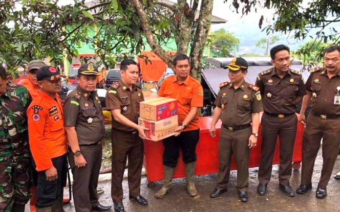 
					Kejari Kabupaten Bogor mengirimkan bantuan untuk korban bencana alam yang terjadi di Wilayah Kabupaten Bogor.