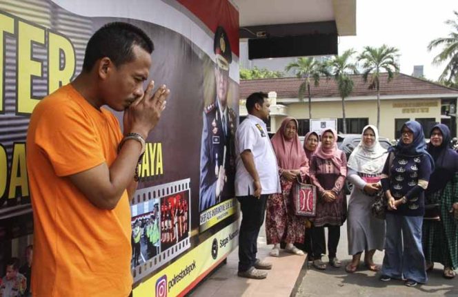 
					Hambali Abbas alias Abas (40) dinyatakan bersalah dan dituntut oleh Siswatiningsih selaku Jaksa Penuntut Umum (JPU) Kejaksaan Negeri Depok, selamatiga (3) tahun dan enam (6) bulan.