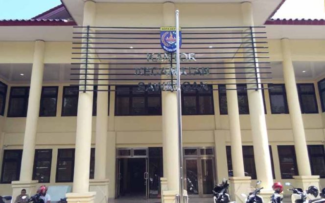 
					Inilah kantor Kecamatan Sawangan yang tampak megah berdiri dua lantai.