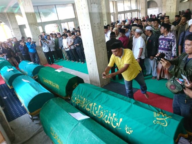 
					Jenazah korban kecelakaan bus maut Subang tiba di Masjid Assobariyah, Kecamatan Cipayung Bojong Pondok Terong, Kota Depok. (FOTO : Istimewa)