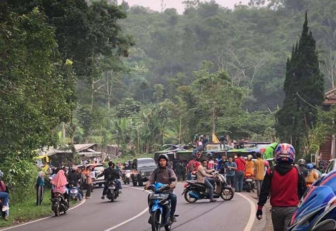 
					Kecelakaan yang terjadi di turunan Palasari, Kampung Nagrog, Desa Cisaat, Kecamatan Ciater, Subang. (FOTO: Istimewa)
