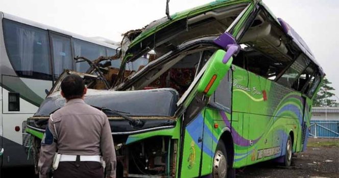 
					Penampakan bus pariwisata PO Purnam Sari, setelah  kecelakaan di wilayah Nagrok Kecamatan Ciater, Kabupaten Subang, Jawa Barat. (FOTO : Istimewa)
