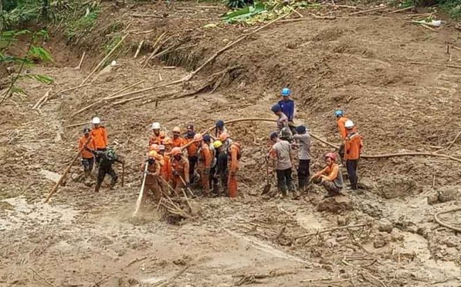 
					Pencarian Korban Longsor Sukajaya. (FOTO: Istimewa)