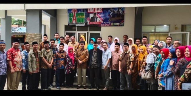 
					Kepala LLDIKTI Jabar-Banten foto bersama dengan jajaran pengurus YPI Arrahmaniyahn dan STKIP Arrahmaniyah.