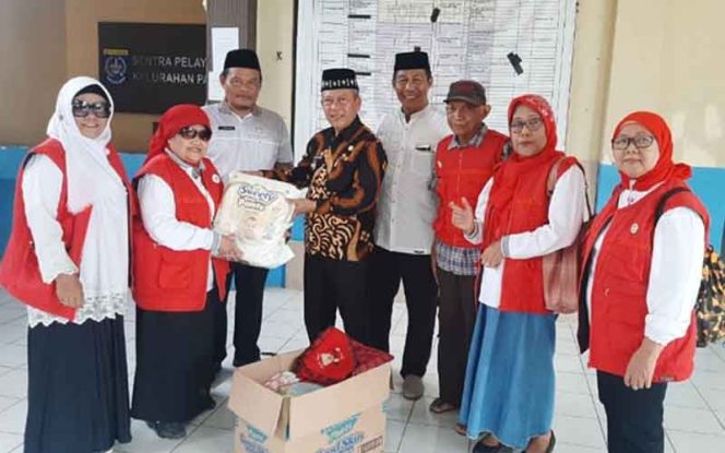 
					Hj Swarmi (dua kiri) secara simbolis menyerahkan bantuan kepada korban banjir di Pasir Putih yang diterima Camat Sawangan, Herry Restu Gumelar untuk diserahkan kepada warga. 