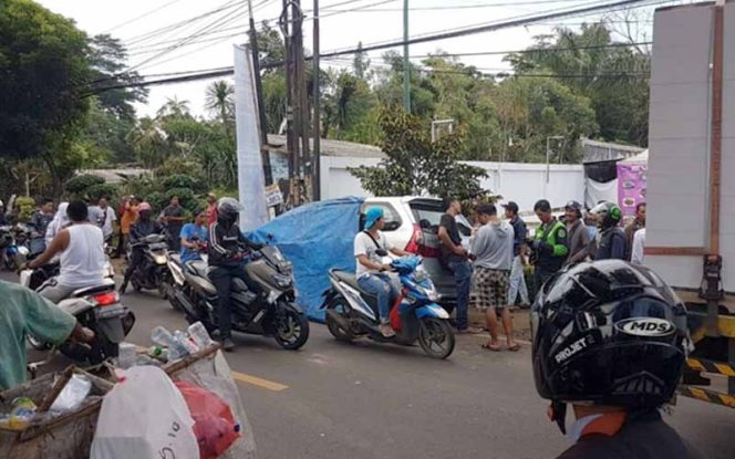 
					Kendaraan Toyota Avanza bernomor polisi B 1401ditutupi terpal usai menabrak motor.