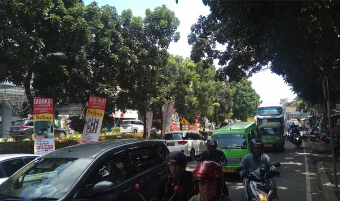 
					Kemacetan di Jalan Raya Tajur akibat keberadaann Mall Boxies,
