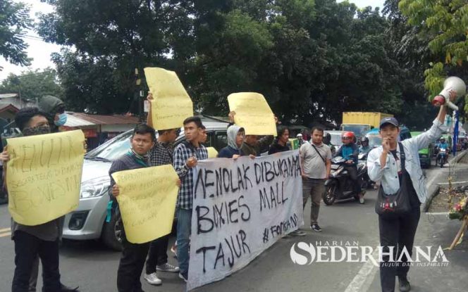 
					Mahasiswa Nuntut Pemkot Hentikan Operasional Mall dan Kaji Ulang Perizinan.