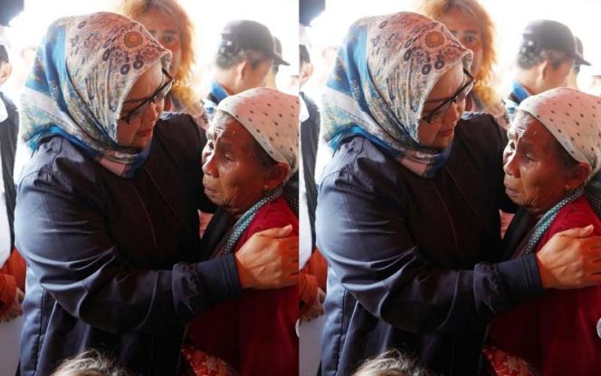 
					Iyah (68) memeluk Ade Yasin sambil menceritakan derita yang saat ini dialami olehnya.