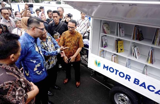 
					Gubernur Jawa Barat, Ridwan Kamil menyerahkan bantuan motor baca.