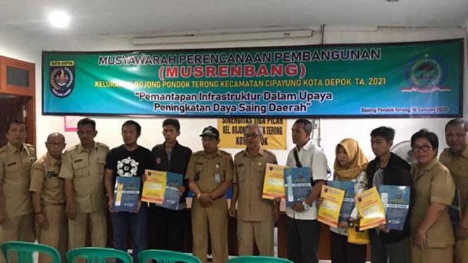 
					Kepala Dinas Kependudukan dan Pencatatan Sipil (Disdukcapil) Kota Depok Misbahul Munir usai menyerahkan dokumen kependudukan yang sudah diperbarui kepada enam keluarga korban meninggal dunia akibat kecelakaan bus di kabupaten Subang.