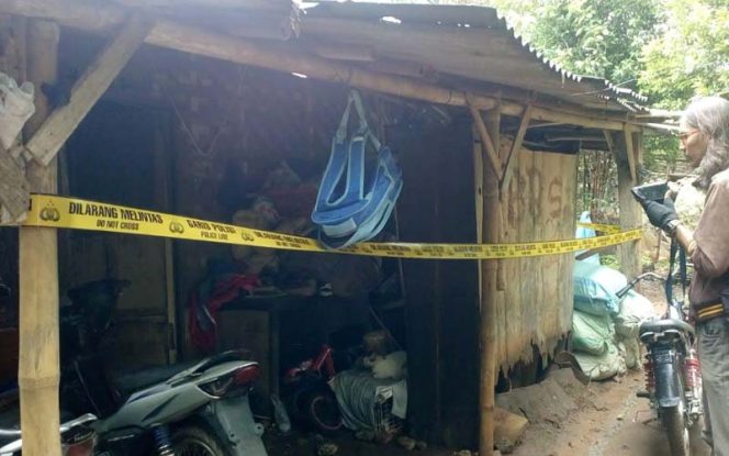 
					TKP rumah korban jauh dari pemukiman dan berada di lahan belakang sekolah.