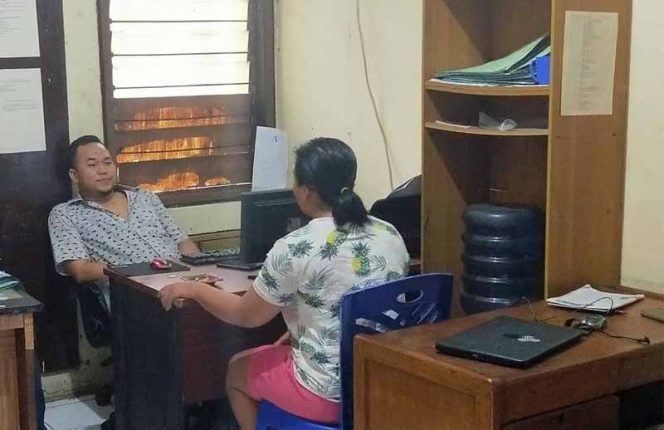 
					Seorang perempuan yang mengaku wartawan berinisial HYI (29) alias RKA, dia ditangkap di kontrakannya di kawasan Pakansari Cibinong.