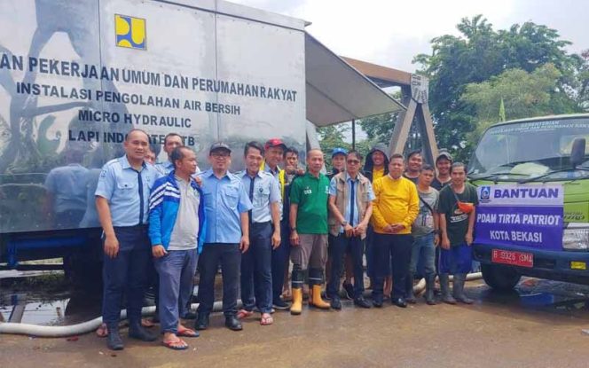 
					PDAM Tirta Patrio Antar Air Bersih ke Warga.