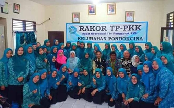 
					Kader PKK Pondokcina foto bersama usai konsolidasi. 