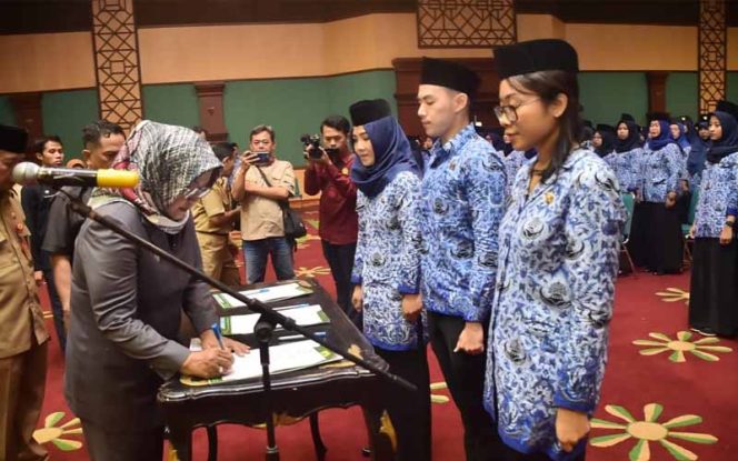 
					Ratusan PNS Dilantik Diantaranya Dari Tenaga Honorer