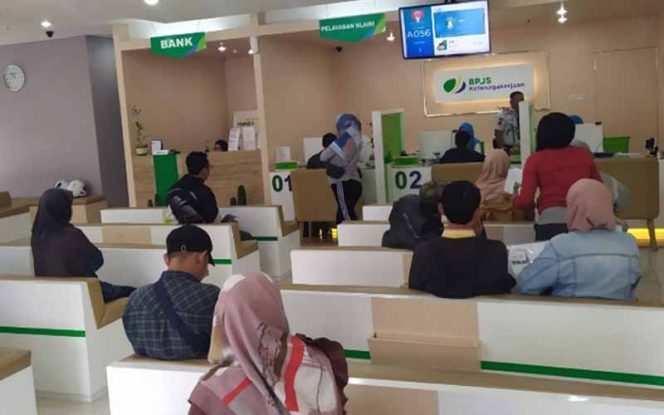
					Suasana pelayanan di BP Jamsostek Cabang Depok.