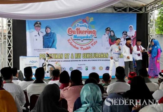 
					Family Gathering di Pondok Petir dilanjutkan pelantikan RT dan RW.