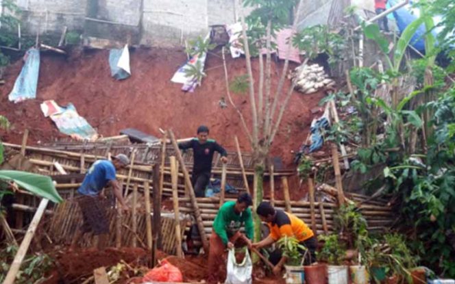 
					Pembangunan turap sementara oleh Kelurahan Panmas bersama TNI dan warga RW 16, baru-baru ini.