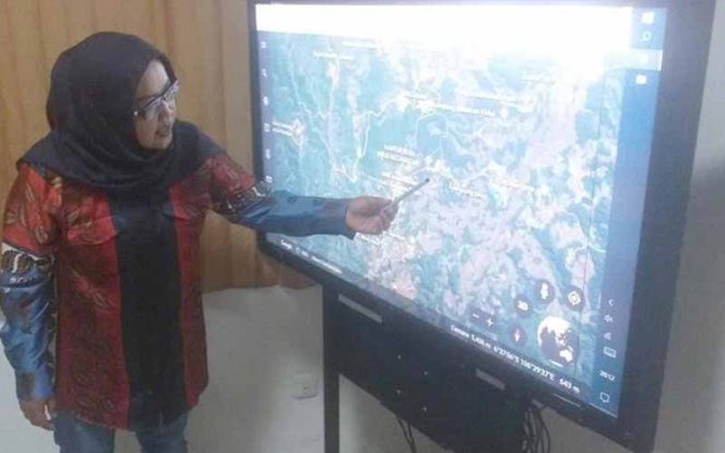 
					Bupati Bogor Ade Yasin menunjukan peta Kampung Kubangan dan Kampung Kembangan yang hilang.