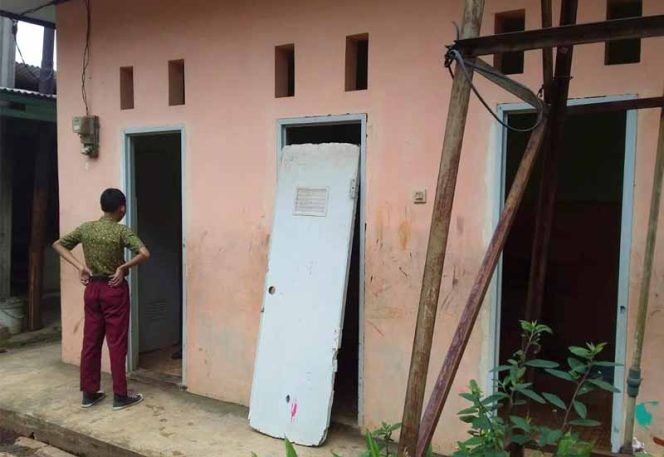 
					Pintu Toilet SDN Jatisari 1 Memprihatinkan
