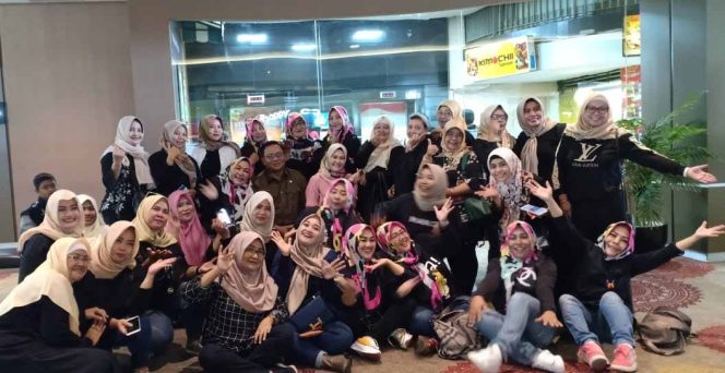 
					Wali Kota Depok, Pradi Supruatna bersama emak-emak Perempuan Indonesia Raya nonton bareng film Doel.