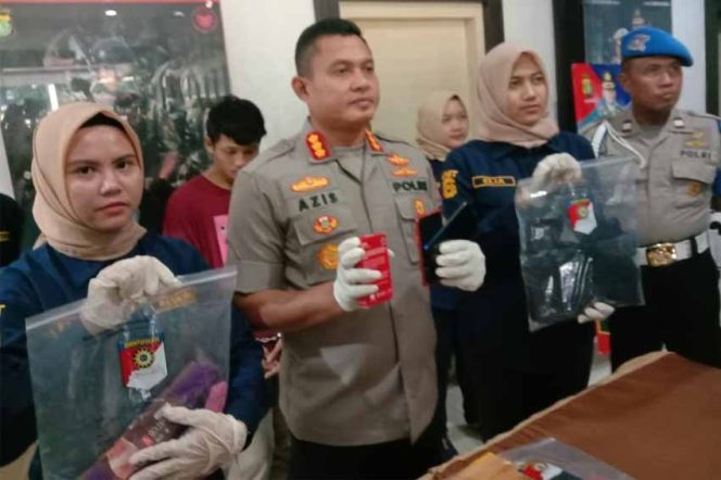 
					Kapolres Metro Depok, Kombes Pol Azis Andriansyah memperlihatkan sejumlah barang bukti praktek prostitusi di salah satu kamar apartemen.
