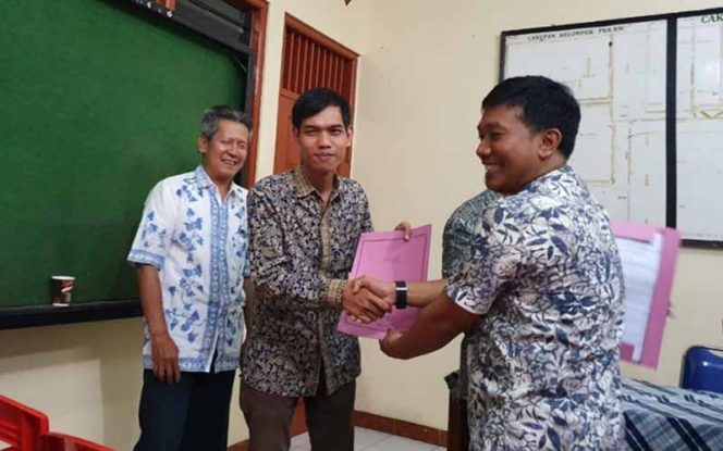 
					Suryadi saat menerima SK menjadi Ketua RT di wilayah Kelurahan Mekarjaya, Kecamatan Sukmajaya.