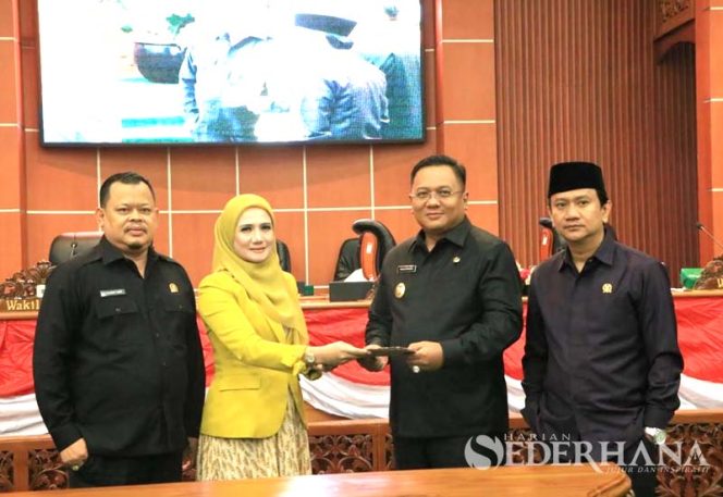 
					Lima Rancangan Peraturan Daerah (Raperda) dan Rancangan Peraturan DPRD Kota Depok tentang Tata Tertib disahkan dalam rapat paripurna.