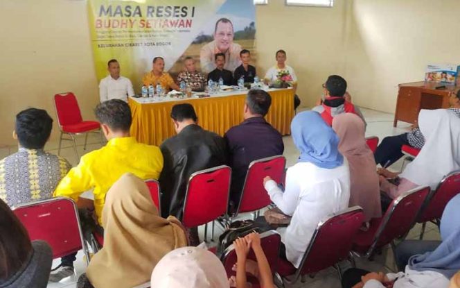 
					Anggota DPR RI Fraksi Golkar Budhy Setiawan saat melakukan reses ke 1 di Kelurahan Cikaret, Kecamatan Bogor Selatan. 