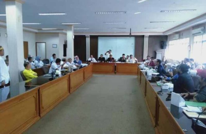 
					Rapat pertemuan para pedagang dari 4 pasar yang akan di revitalisasi.