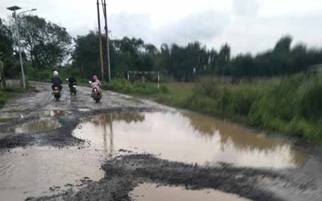 
					Ruas Jalan Rumpin Rusak Parah, Mirip Kolam Renang
