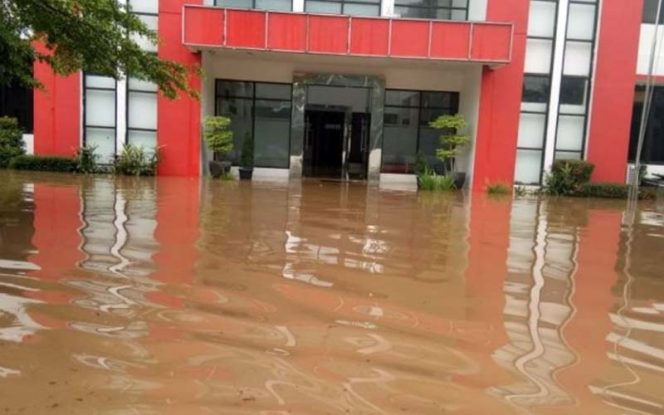 
					Kebanjiran, rumah Tahanan Kelas IIB Depok yang ada di Cilodong Depok. (FOTO: Istimewa)