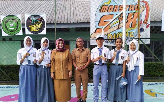 
					Kepala SMAN 6 Kota Bogor bersama guru dan siswa prestasi foto bersama.