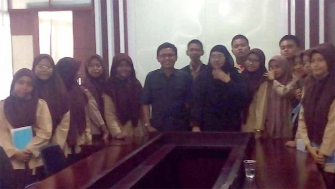 
					SMK Negeri 11 Kota Bekasi mengikuti ekstrakulikuler pena jurnalis.