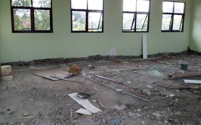 
					Pembangunan SMPN 17, Jatiwaringin, Pondok Gede, Kota Bekasi, belum sepenuhnya rampung.