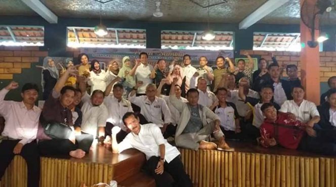 
					Keluarga Besar Samsat Cinere foto bersama usai acara pisah sambut Kasubag TU dari Hari Supada kepada Iis Hildawati.