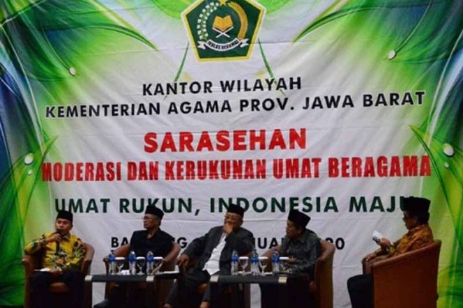 
					Suasana sarasehan Modernisasi dan Kerukunan Umat Beragama di Hotel Pasundan, Bandung.