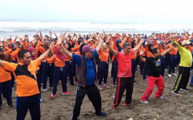 
					Senam pagi bersama di pinggir pantai Pangandaran.