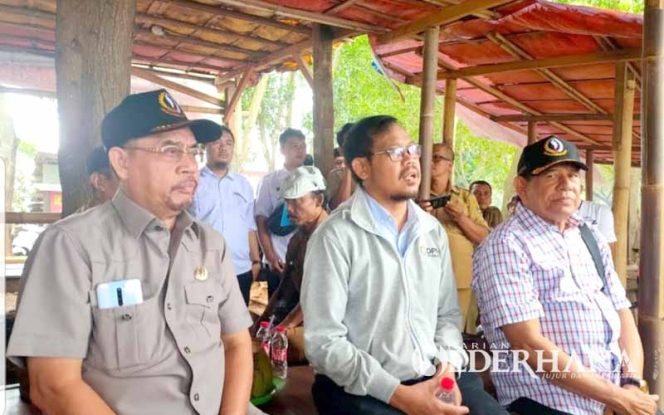 
					Ketua Komisi IV DPRD Jawa Barat, Imam Budi Hartono (tengah) saat mengunjungi Situ Cibereum.