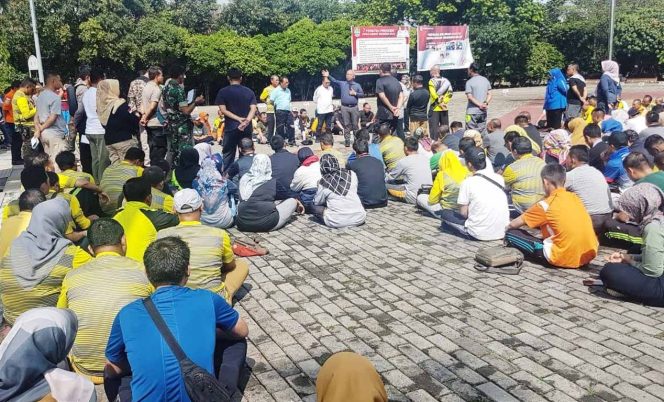
					Rapat singkat bersama Wakil Walikota Bekasi, Kapolrestro Bekasi Kota, Dandim 0507/Bks, BNPB Prov Jabar, serta Pejabat Esselon II dan III di Plaza Kantor Wali Kota Bekasi.