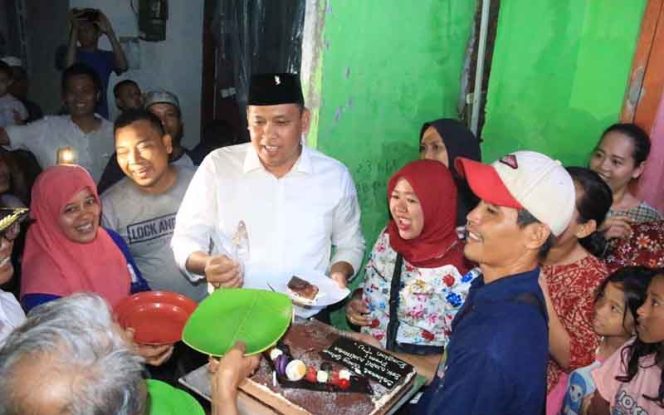
					Wakil Wali Kota Bekasi Tri Adhianto dapat surprise di rumah Suwarni berupa kue tart yang dibarengi dengan nyanyian lagu selamat ulang tahun dari warga.
